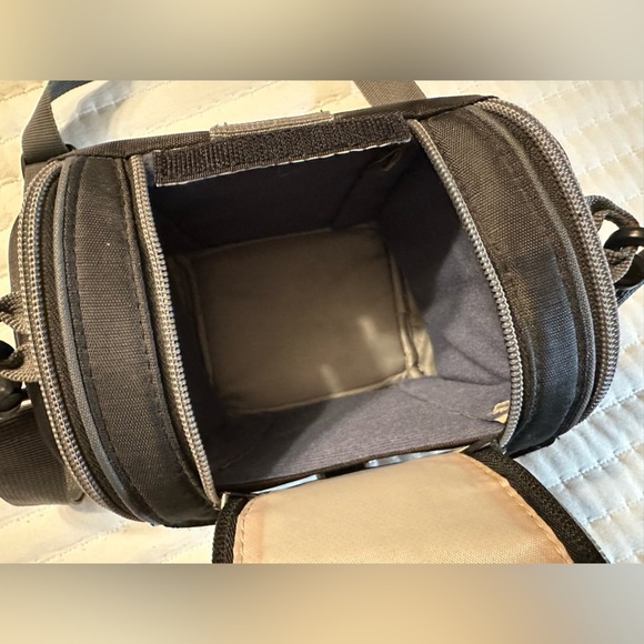 Case Logic Medium Camera Bag Case w/shoulder strap - Picture 4 of 8